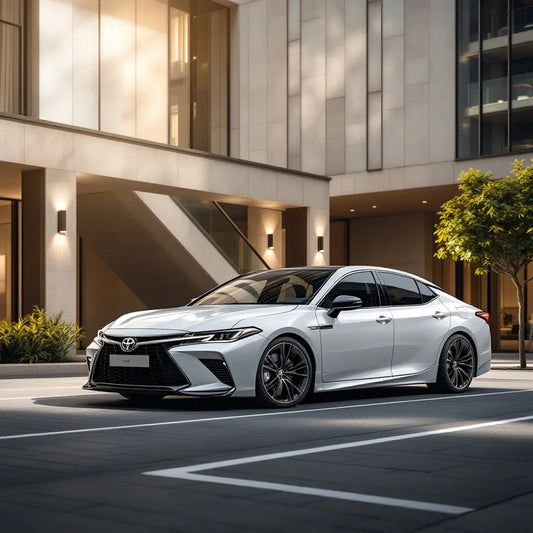 Toyota Camry XV70 hybride 2.5 dans un cadre urbain