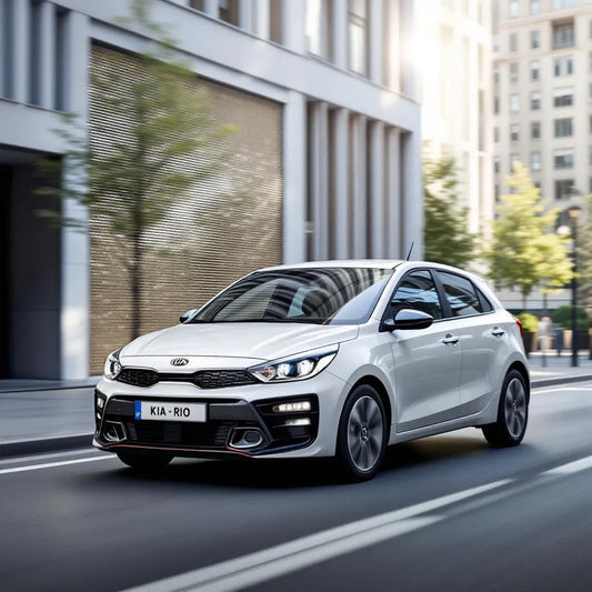 Kia Rio compacte sous un ciel clair