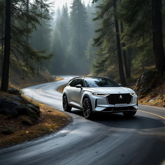 DS N°8 électrique SUV sur route forestière