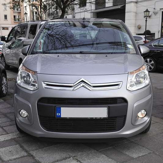 Citroën C3 Picasso Diesel 1.6 HDi in a city