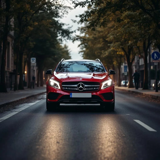 Mercedes GLA 200 CDI garé sur une route urbaine