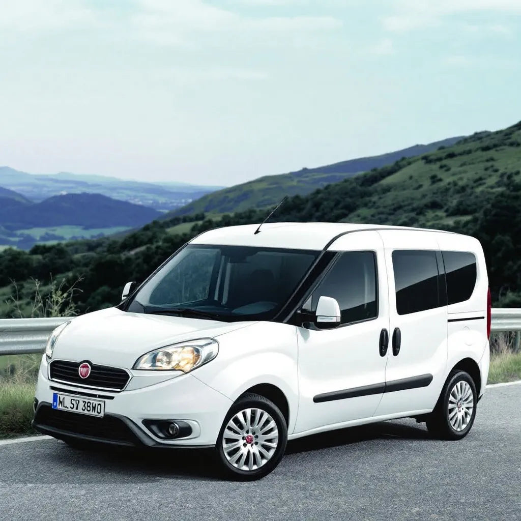 Fiat Doblo II Diesel 1.6 MultiJet garé sur une route