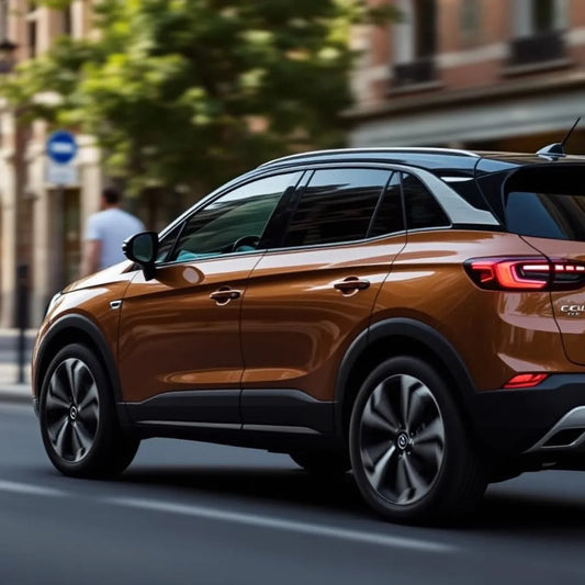 Opel Crossland X Essence 1.2 PureTech 110 ch garée en ville