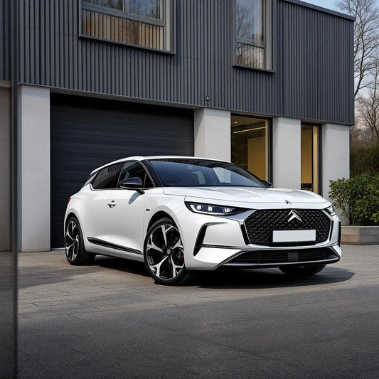 DS 5 Hybride Hybrid4 2.0 HDi 200ch garée devant un garage