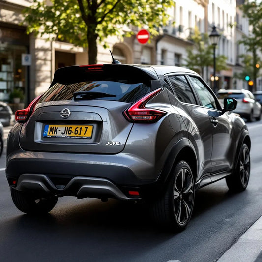 Nissan Juke II rouge garé en ville
