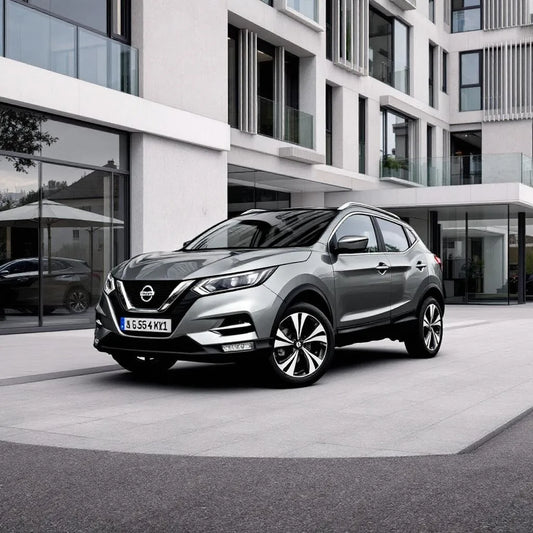 Nissan Qashqai J12 gris garé en ville