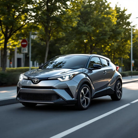 Toyota C-HR Hybride 1.8 HSD 122ch grise sur route urbaine