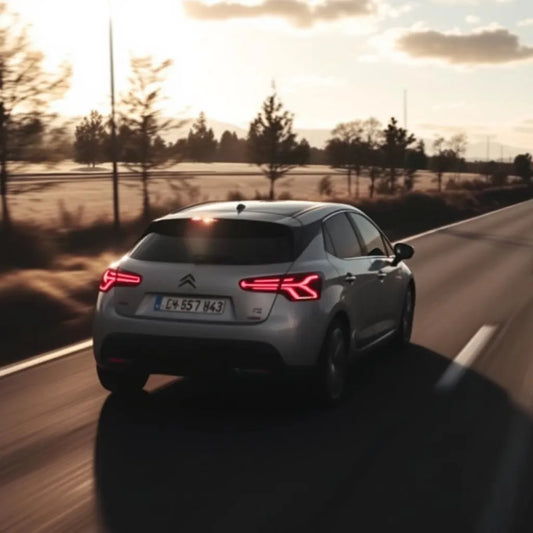 Citroën C4 II Essence 1.6 VTi 120ch garée sur une route