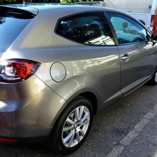 Seat Ibiza IV 1.6 TDI 90ch garée en ville