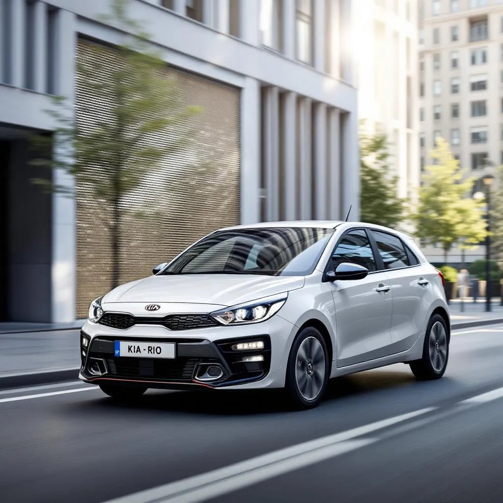 Kia Rio compacte sous un ciel clair