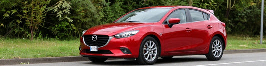 Mazda 3 MPS BK garée sur route