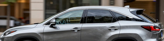 Lexus RX 400h hybride gris stationné en extérieur