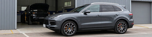 Porsche Cayenne (I) S 4.5 V8 garé devant un garage