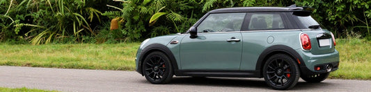 Mini Cooper S R56 Essence 1.6 Turbo vue trois quarts avant sur route