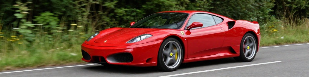 Ferrari F430 Essence 4.3 V8 rouge sur route de campagne